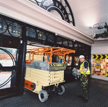 室內高空作業車應用